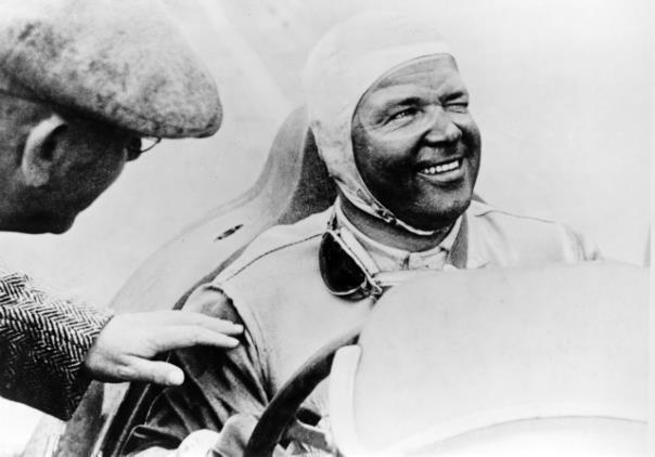 Rudolf Caracciola nach seinem Sieg beim Großen Preis der Schweiz, Bremgarten, 21. August 1938.